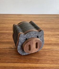 O.N. Der Zetter - Onderzetters Voor Glazen - Houten Varken Met 12 Vilten Onderzetters - Met Houder - Grijs - Bruin - Hout - Hittebestendig - Decoratie - Housewarming - Coasters - Afscheid - Verjaardag - Kado - Man Vrouw Geschenk Cadeau Pasen 20 Euro