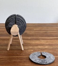 O.N. Der Zetter - Onderzetters Voor Glazen - Houten Rendier XL Met 12 Vilten Onderzetters - Groot - Rond - Donkergrijs - Bruin - Decoratie - Hittebestendig - Housewarming - Afscheid - Kado - Verjaardag - Man - Vrouw - Pasen Cadeau Feest Uniek 25 Euro 22 O.N. Der Zetter - Onderzetters Voor Glazen - Houten Rendier XL Met 12 Vilten Onderzetters - Groot - Rond - Donkergrijs - Bruin - Decoratie - Hittebestendig - Housewarming - Afscheid - Kado - Verjaardag - Man - Vrouw - Pasen Cadeau Feest Uniek 25 Euro -KitchenAids Winkel 1050x1200