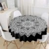Tafelkleed Rond Ø140cm - De Groen Home - Bedrukt Velvet Textiel - Witte Mandala Op Zwart - Tafelkleed -KitchenAids Winkel 1170x1200 1