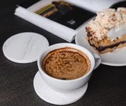 Sincer Keramische Onderzetters Voor Glazen Met Houder – Set Van 6 Witte Keramische/Marmeren Onderleggers –Luxe/Modern Design - Premium Kwaliteit – Kurken Antislip Onderkant – Hittebestendig – Zeer Absorberend – Rond – Duurzaam/Milieuvriendelijk -KitchenAids Winkel 1200x1015 2