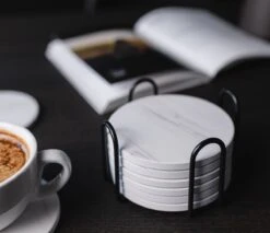 Sincer Keramische Onderzetters Voor Glazen Met Houder – Set Van 6 Witte Keramische/Marmeren Onderleggers –Luxe/Modern Design - Premium Kwaliteit – Kurken Antislip Onderkant – Hittebestendig – Zeer Absorberend – Rond – Duurzaam/Milieuvriendelijk -KitchenAids Winkel 1200x1034 1