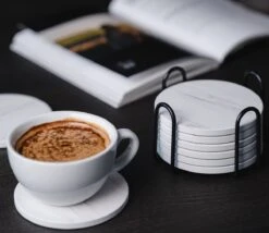 Sincer Keramische Onderzetters Voor Glazen Met Houder – Set Van 6 Witte Keramische/Marmeren Onderleggers –Luxe/Modern Design - Premium Kwaliteit – Kurken Antislip Onderkant – Hittebestendig – Zeer Absorberend – Rond – Duurzaam/Milieuvriendelijk -KitchenAids Winkel 1200x1038 1