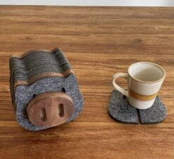 O.N. Der Zetter - Onderzetters Voor Glazen - Houten Varken Met 12 Vilten Onderzetters - Met Houder - Grijs - Bruin - Hout - Hittebestendig - Decoratie - Housewarming - Coasters - Afscheid - Verjaardag - Kado - Man Vrouw Geschenk Cadeau Pasen 20 Euro -KitchenAids Winkel 1200x1100 2