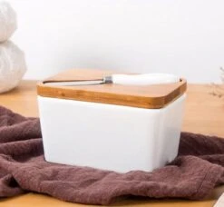 Merkloos Luchtdichte Multifunctionele Botervloot Met Deksel - Porselein - Duurzaam - Vershouddoos - Incl. Mesje (RVS) -KitchenAids Winkel 1200x1108 2