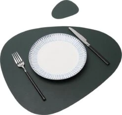 LUTCHOS Placemat Set - 12 Delig - Glorious Green - Lederlook - Waterafstotend - Krasbestendig -KitchenAids Winkel 1200x1125 1