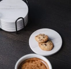 Sincer Keramische Onderzetters Voor Glazen Met Houder – Set Van 6 Witte Keramische/Marmeren Onderleggers –Luxe/Modern Design - Premium Kwaliteit – Kurken Antislip Onderkant – Hittebestendig – Zeer Absorberend – Rond – Duurzaam/Milieuvriendelijk -KitchenAids Winkel 1200x1160 4