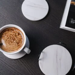 Sincer Keramische Onderzetters Voor Glazen Met Houder – Set Van 6 Witte Keramische/Marmeren Onderleggers –Luxe/Modern Design - Premium Kwaliteit – Kurken Antislip Onderkant – Hittebestendig – Zeer Absorberend – Rond – Duurzaam/Milieuvriendelijk -KitchenAids Winkel 1200x1199 7