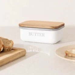 Navaris Botervloot Met Houten Deksel - Van Metaal In Wit - Met Siliconen Afdichtring - 15,5 X 10,5 X 6 Cm - Boterhouder Voor Boter En Ander Voedsel 11 Navaris Botervloot Met Houten Deksel - Van Metaal In Wit - Met Siliconen Afdichtring - 15,5 X 10,5 X 6 Cm - Boterhouder Voor Boter En Ander Voedsel -KitchenAids Winkel 1200x1200 1233
