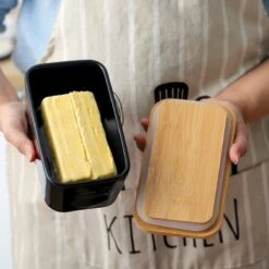 KitchenMonster® Botervloot Met Botermes - 600 Ml Botervlootje Vershouddoos Van Porselein En Bamboe - Botervloot Met Deksel Zwart 10 KitchenMonster® Botervloot Met Botermes - 600 Ml Botervlootje Vershouddoos Van Porselein En Bamboe - Botervloot Met Deksel Zwart -KitchenAids Winkel 1200x1200 1237