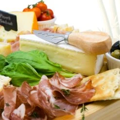 AWEMOZ Borrelplank Hout - Tapasplank Met Schaaltjes - Serveerplank Hout - Kaasplank Met Kaasmesjes - Bamboe Hout - Krijtbord Met Krijtjes -KitchenAids Winkel 1200x1200 163