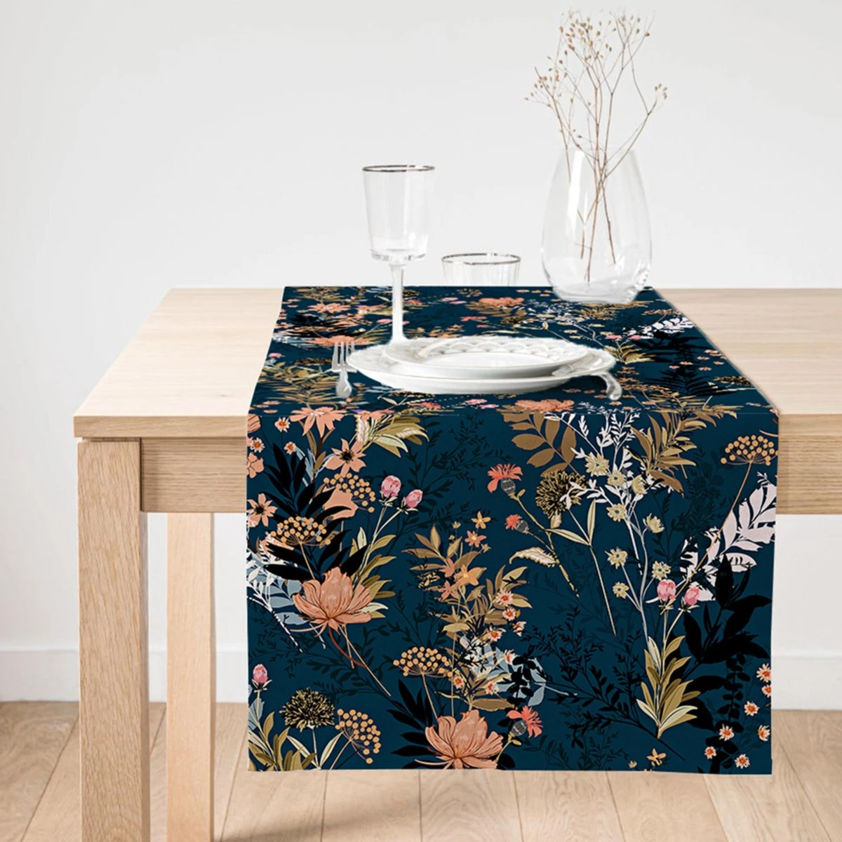 Bedrukt Velvet Textiel Tafelloper -45x135- Bloemen Op Donkerblauw- De Groen Home 3 Bedrukt Velvet Textiel Tafelloper -45x135- Bloemen Op Donkerblauw- De Groen Home
