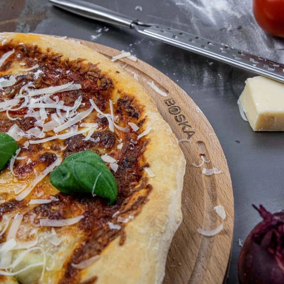 Boska Pizzaplank Amigo L Rond - Borrelplank Van Duurzaam Beukenhout - Met Opvanggeul - Ø 34 Cm 7 Boska Pizzaplank Amigo L Rond - Borrelplank Van Duurzaam Beukenhout - Met Opvanggeul - Ø 34 Cm - Afbeelding 5