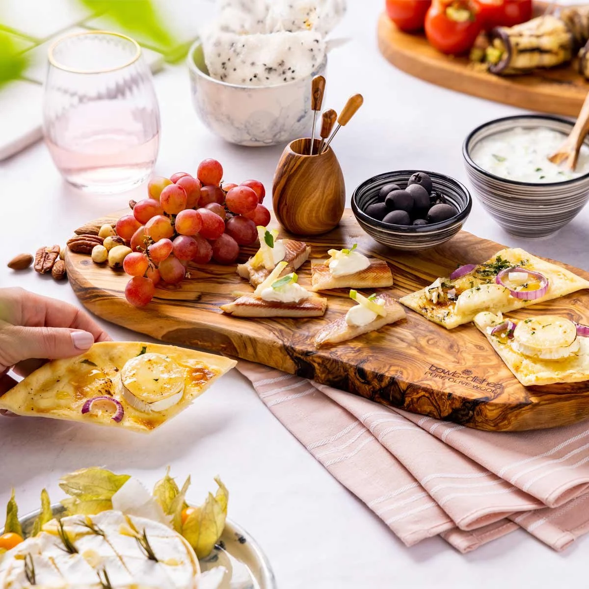 Bowls And Dishes Pure Olive Wood Olijfhouten Borrelplank - Serveerplank - Hapjesplank - Tapasplank - Kaasplank 40 T/m 45 Cm - Cadeau Tip! 5 Bowls And Dishes Pure Olive Wood Olijfhouten Borrelplank - Serveerplank - Hapjesplank - Tapasplank - Kaasplank 40 T/m 45 Cm - Cadeau Tip! - Afbeelding 3
