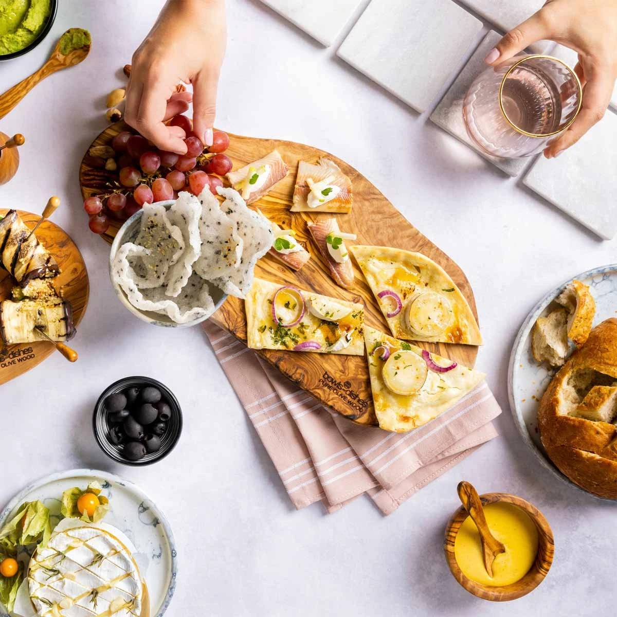 Bowls And Dishes Pure Olive Wood Olijfhouten Borrelplank - Serveerplank - Hapjesplank - Tapasplank - Kaasplank 40 T/m 45 Cm - Cadeau Tip! 6 Bowls And Dishes Pure Olive Wood Olijfhouten Borrelplank - Serveerplank - Hapjesplank - Tapasplank - Kaasplank 40 T/m 45 Cm - Cadeau Tip! - Afbeelding 4