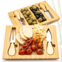 AWEMOZ Borrelplank Hout - Tapasplank Uitschuifbaar- Serveerplank Hout - Kaasplank Met Kaasmesjes - Bamboe Hout - Keramische Plaat -KitchenAids Winkel 1200x1200 553