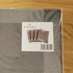Vitamo™ Duurzame Placemats 4 Stuks - Hittebestendig - Makkelijk Schoon - Fijngeweven PVC - 30 X 45cm - Metallic Grijs -KitchenAids Winkel 1200x1200 628