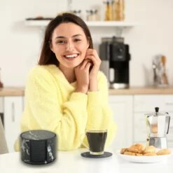 Castagnola Lederen Onderzetters Met Houder – Onderzetters Voor Glazen – Onderzetters Design – Onderzettersset – Drink Onderzetters – Leder – Leren Onderzetters – Set Van 16 – Zwart/Wit -KitchenAids Winkel 1200x1200 768