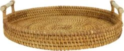 QUVIO Dienblad Met Handvaten - Schaal - Decoratieve Dienbladen - Presenteerblad - Sierschaal - Serveerschaal - Woonaccessoires - Rond - Diameter Van 28 Cm - Rotan - Lichtbruin -KitchenAids Winkel 1200x495 1