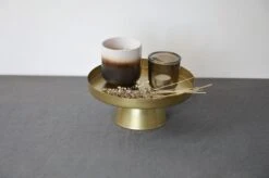 Gusta - Taarthouder - Goud - Metaal - ø24,5x10cm 7 Gusta - Taarthouder - Goud - Metaal - ø24,5x10cm -KitchenAids Winkel 1200x795