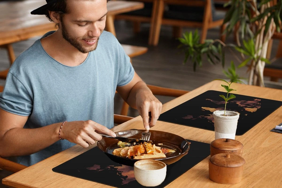 Placemat - Placemats Kunststof - Wereldkaart - Bruin - Zwart - 45x30 Cm - 6 Stuks - Hittebestendig - Anti-Slip - Onderlegger - Afneembaar 7 Placemat - Placemats Kunststof - Wereldkaart - Bruin - Zwart - 45x30 Cm - 6 Stuks - Hittebestendig - Anti-Slip - Onderlegger - Afneembaar - Afbeelding 5