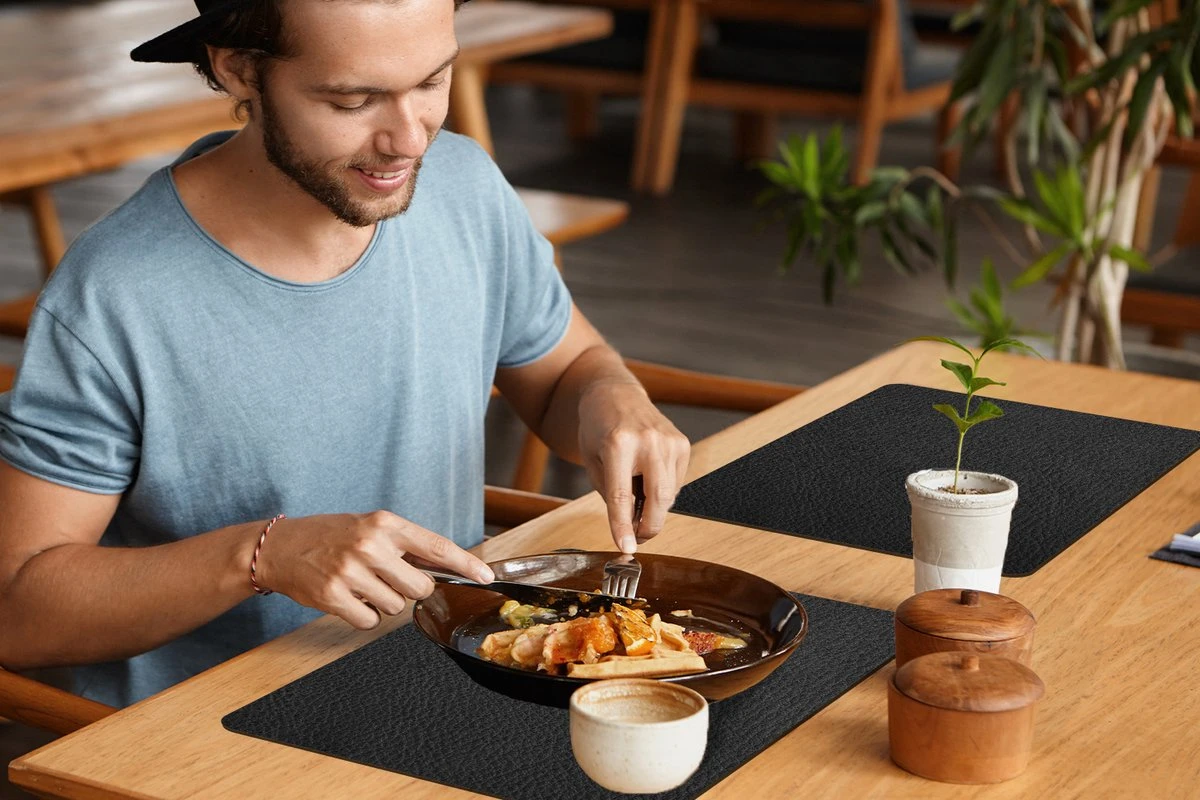 Placemat - Placemats Kunststof - Leer - Lederlook - Zwart - Grijs - 45x30 Cm - 6 Stuks - Hittebestendig - Anti-Slip - Onderlegger - Afneembaar 7 Placemat - Placemats Kunststof - Leer - Lederlook - Zwart - Grijs - 45x30 Cm - 6 Stuks - Hittebestendig - Anti-Slip - Onderlegger - Afneembaar - Afbeelding 5