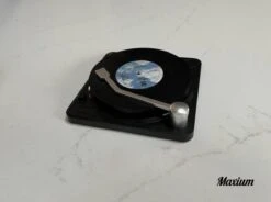 Merkloos Vinyl Platen Onderzetters Met Platenspeler - 6 Stuks - LP Onderzetters - Onderzetters Voor Glazen - Anti-Slip - Vinyl - Platenspeler - Langspeelplaat - Rond - Vintage - Party - Muziek - Glazenonderzetter - Platen -KitchenAids Winkel 1200x895 2