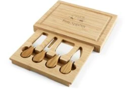 Kaasmesjes Set Met Gegraveerde Houten Snijplank - Breed Mes, Dun Mes, Vork En Puntig Mes - Het Perfecte Cadeau Voor Een Kaasliefhebber - Brie, Camembert, Morbier En Oude Kaas Nu Nóg Lekkerder Met Deze Kaas-set -KitchenAids Winkel 1200x949 1