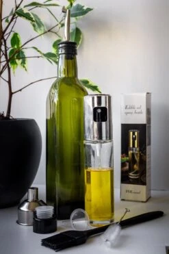 Olijfolie Fles – Olijfolie/ Azijn – 500 ML – Glazen Oliefles – Luxe Olie Fles - Navulbaar – Inclusief Schenktuit, Trechter En Dop Met Kurk – Olijfolie Set – Olijfolie Sprayer Inclusief Accessoires – 100 ML – Olijfolie Verstuiver Voor Keuken Of BBQ -KitchenAids Winkel 800x1200 7