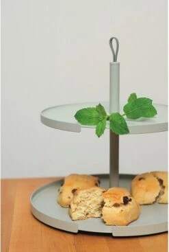 DesignBite Cake Stand - Etagere 2 Lagen Metaal Latte 16 DesignBite Cake Stand - Etagere 2 Lagen Metaal Latte -KitchenAids Winkel 807x1200 2