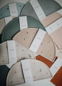 Mushie - Siliconen Placemats - Placemats - Shifting Sand -KitchenAids Winkel 865x1200