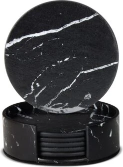 Castagnola Lederen Onderzetters Met Houder – Onderzetters Voor Glazen – Onderzetters Design – Onderzettersset – Drink Onderzetters – Leder – Leren Onderzetters – Set Van 6 – Zwart/Wit -KitchenAids Winkel 885x1200 3