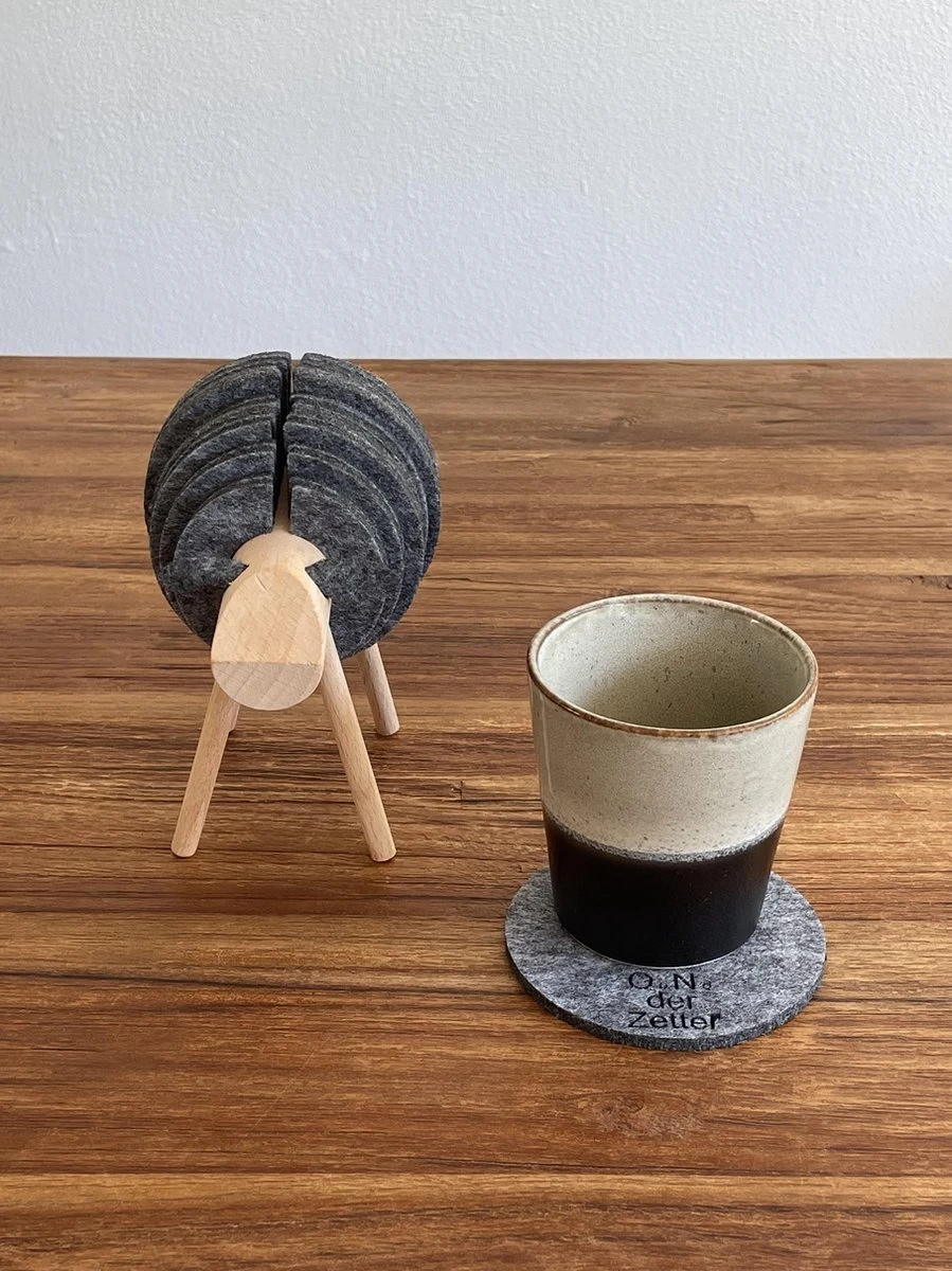 O.N. Der Zetter - Onderzetters Voor Glazen - Houten Rendier XL Met 12 Vilten Onderzetters - Groot - Rond - Donkergrijs - Bruin - Decoratie - Hittebestendig - Housewarming - Afscheid - Kado - Verjaardag - Man - Vrouw - Pasen Cadeau Feest Uniek 25 Euro 6 O.N. Der Zetter - Onderzetters Voor Glazen - Houten Rendier XL Met 12 Vilten Onderzetters - Groot - Rond - Donkergrijs - Bruin - Decoratie - Hittebestendig - Housewarming - Afscheid - Kado - Verjaardag - Man - Vrouw - Pasen Cadeau Feest Uniek 25 Euro - Afbeelding 4