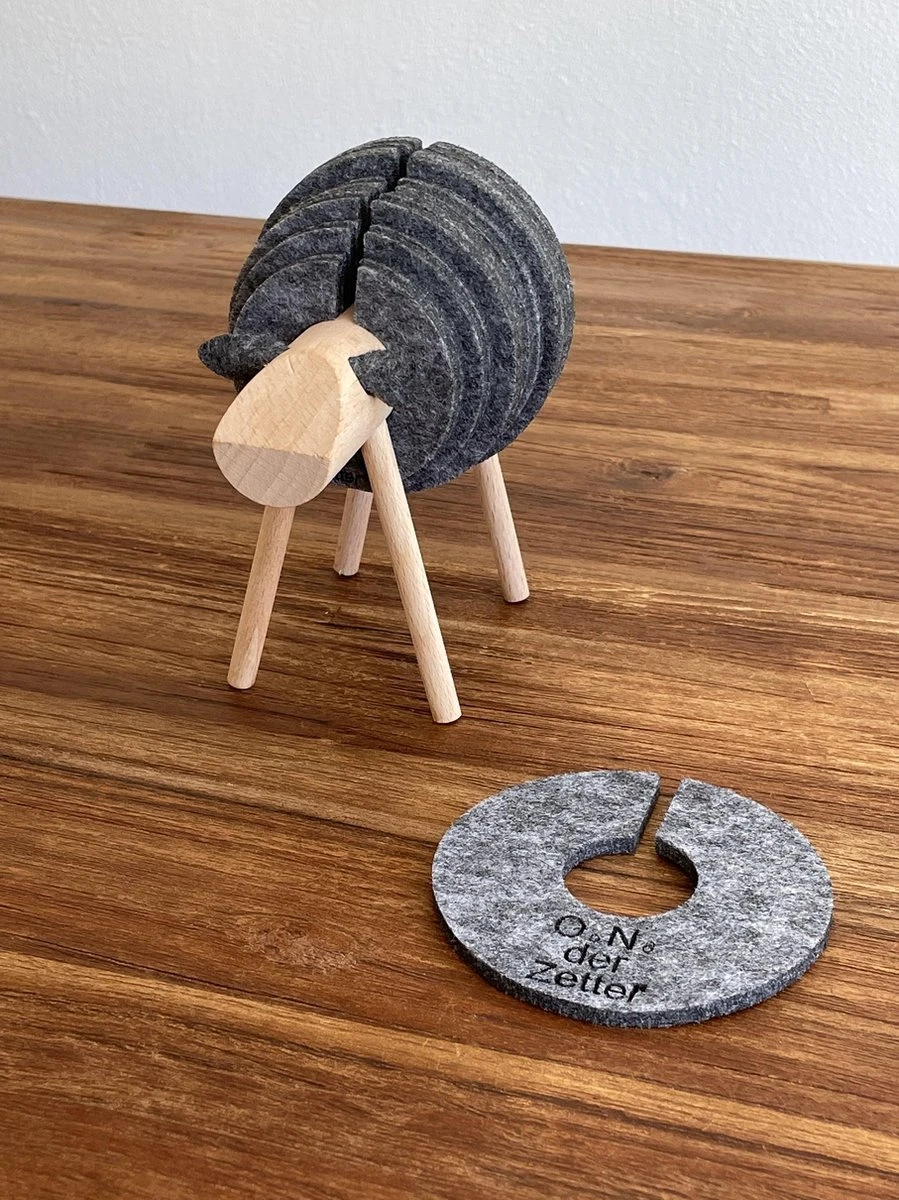 O.N. Der Zetter - Onderzetters Voor Glazen - Houten Rendier XL Met 12 Vilten Onderzetters - Groot - Rond - Donkergrijs - Bruin - Decoratie - Hittebestendig - Housewarming - Afscheid - Kado - Verjaardag - Man - Vrouw - Pasen Cadeau Feest Uniek 25 Euro 7 O.N. Der Zetter - Onderzetters Voor Glazen - Houten Rendier XL Met 12 Vilten Onderzetters - Groot - Rond - Donkergrijs - Bruin - Decoratie - Hittebestendig - Housewarming - Afscheid - Kado - Verjaardag - Man - Vrouw - Pasen Cadeau Feest Uniek 25 Euro - Afbeelding 5