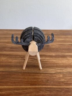 O.N. Der Zetter - Onderzetters Voor Glazen - Houten Rendier XL Met 12 Vilten Onderzetters - Groot - Rond - Donkergrijs - Bruin - Decoratie - Hittebestendig - Housewarming - Afscheid - Kado - Verjaardag - Man - Vrouw - Pasen Cadeau Feest Uniek 25 Euro 23 O.N. Der Zetter - Onderzetters Voor Glazen - Houten Rendier XL Met 12 Vilten Onderzetters - Groot - Rond - Donkergrijs - Bruin - Decoratie - Hittebestendig - Housewarming - Afscheid - Kado - Verjaardag - Man - Vrouw - Pasen Cadeau Feest Uniek 25 Euro -KitchenAids Winkel 899x1200 28