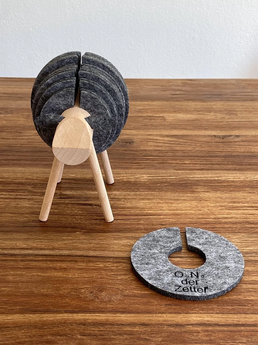 O.N. Der Zetter - Onderzetters Voor Glazen - Houten Rendier XL Met 12 Vilten Onderzetters - Groot - Rond - Donkergrijs - Bruin - Decoratie - Hittebestendig - Housewarming - Afscheid - Kado - Verjaardag - Man - Vrouw - Pasen Cadeau Feest Uniek 25 Euro 14 O.N. Der Zetter - Onderzetters Voor Glazen - Houten Rendier XL Met 12 Vilten Onderzetters - Groot - Rond - Donkergrijs - Bruin - Decoratie - Hittebestendig - Housewarming - Afscheid - Kado - Verjaardag - Man - Vrouw - Pasen Cadeau Feest Uniek 25 Euro - Afbeelding 12