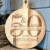 Merkloos Ronde Serveerplank 50 Jaar Getrouwd - Rond 30 Cm - Bruiloft - Eigen Naam - Acaciahout - 50 Jaar Getrouwd -KitchenAids Winkel 900x1200 7